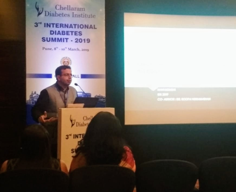 Dr Anand Hinduja presenting a paper at the 3rd International Diabetes Summit, Pune in 2019.